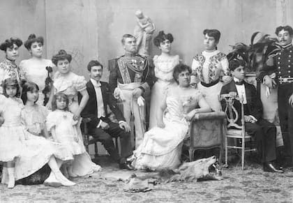 La familia Campos Urquiza en su residencia de la calle Lavalle, en Buenos Aires. Al centro se ve al general Luis María Campos tomado del brazo de
su hija Justa. Sentada en el centro, Justa Urquiza.