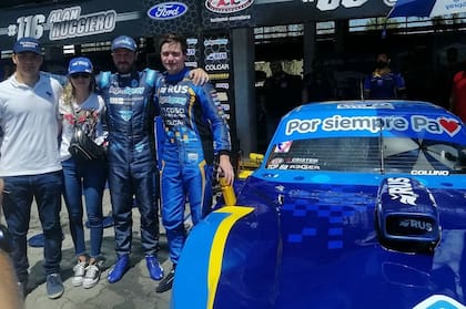 La familia Canapino, unida, y una leyenda en el auto con el que corrió Agustín, dedicada a su papá.