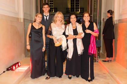 La familia cercana de Javier nunca se pierde estos festejos. Acá, en la entrada de la Mansión Mihura, Bibi Green, la mamá del homenajeado, entra escoltada por Carolina O'Toole y su novio, Santiago Canovas, Lucrecia Córdoba Quintana y María Inés Iturrioz, hermana del arquitecto.