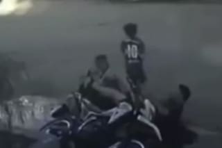 Vivos de milagro: una familia en moto chocó contra una camioneta tras ser acorralada por ladrones