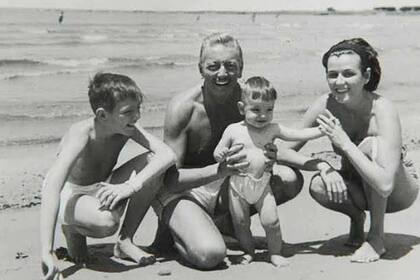 La familia Cibrián - Campoy de vacaciones, junto a su amado Pepe
