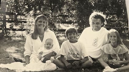 La familia Clerc en Punta del Este en 1991; Annelie con Nico de apenas 1 año encima suyo, y a la derecha Juan Pablo, Batata y Dominique