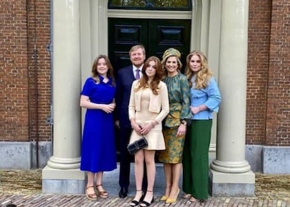 La familia completa antes de salir a los festejos por el día del Rey
