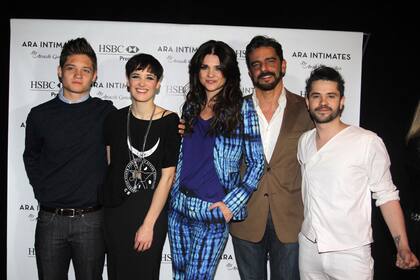 La familia completa: Ara y Fabián Mazzei, junto a Flor y Tomás, lo hijos de ella y un infiltrado: Felipe Colombo, ayer en la BAAM