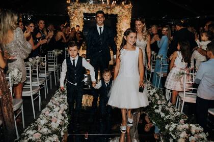 La familia completa desfiló delante de los invitados