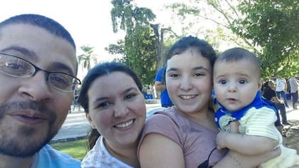 La familia completa disfruta de la llegada de Benito
