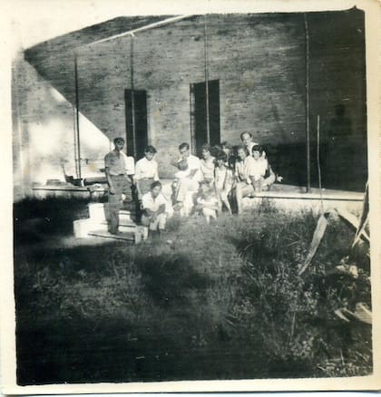La familia completa en la galería del casco de Santa Ana.