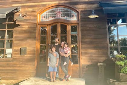 La familia completa en la puerta de Rogelia