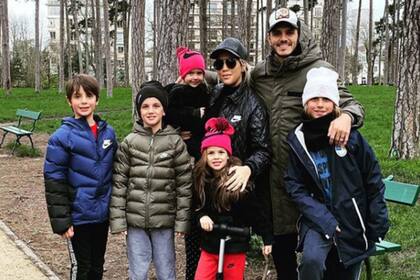 La familia completa en París, donde juega Mauro Icardi, antes de quedar aislados en Italia.