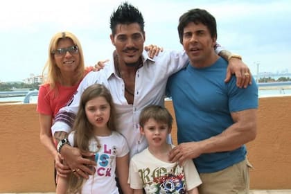 La familia completa: Gustavo Martínez fue su gran amor y compañero. Juntos tuvieron a sus mellizos. En la foto también está Marisa, la niñera.