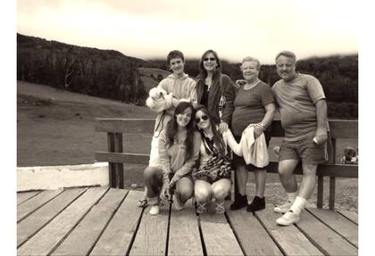 La familia completa, incluida la abuela Manuela