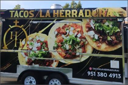 La familia conducía el camión de tacos de regreso a su hogar tras participar de un evento cuando sufrió el accidente