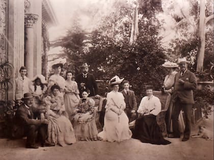 La familia Cook pasó sus veranos en el palacio hasta 1936. Organizaban inmensos banquetes con orquestas e invitaban a artistas, poetas, periodistas y personas notables.