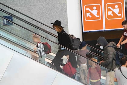 La familia Cumberbatch llegó sobre la hora al aeropuerto nacional, a diez minutos del cierre de las puertas de embarque de su vuelo