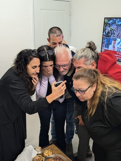 La familia Cunio, Silvia, Luis, Lucas, Eitan, Sharon y Arbel, conversa con David y Ariel. Crédito: Kibutz Nir Oz