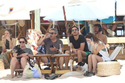 La familia Darín a pleno, disfrutando de una tarde de playa