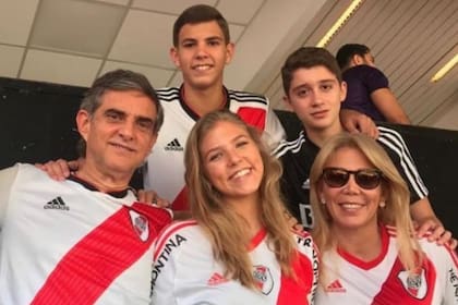 La familia de Alejandro Domínguez en el estadio Monumental