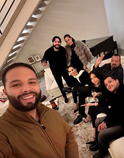 La familia de Ángela Aguilar disfrutan juntos de las fiestas decembrinas. (Foto: Instagram Ángela Aguilar)