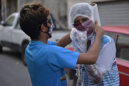 La familia de Bertha se prepara para entrar en la casa de Inés y quemar objetos que estuvieron en contacto con sus muertos