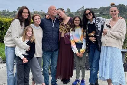 La familia de Bruce Willis se mantiene unida en post de buscar lo mejor para el actor (Foto Instagram @demimoore)