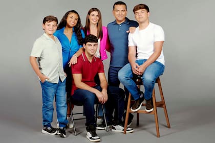 La familia de Buddy Valastro desempeña un papel central en su vida y carrera; Carlo’s es una panadería familiar, fundada originalmente por Carlo Guastaffero en 1910, que fue adquirida en 1964 por Bartolo Valastro Sr., conocido como el Cake Boss original