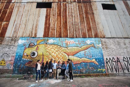 La familia de Camila es del barrio. Ella guía a grupos de extranjeros. 