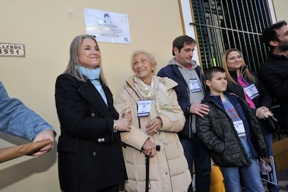 La familia de Carlitos Balá, orgullosa, frente a una placa homenaje al ídolo infantil