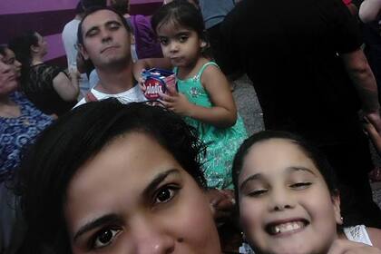 La familia de Carolina, su hija Lena de cuatro años, su otra hija de nueve y su marido