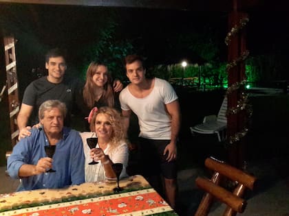 La familia de Ely y Guillermo se formó al ritmo de las sesiones parlamentarias