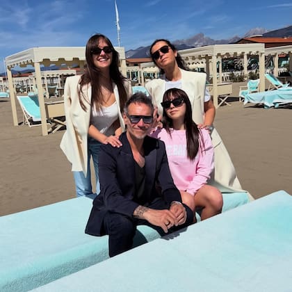 La familia de Filippo Neviani está compuesta por su esposa Patrizia, su hija Beatrice y su hijastra, Martina