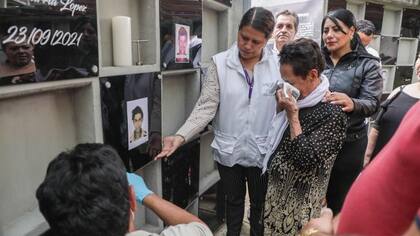 La familia de Germán deposita sus restos en el mausoleo Ausencias que se nombran, para víctimas de desaparición forzada, en el cementerio Universal de Medellín