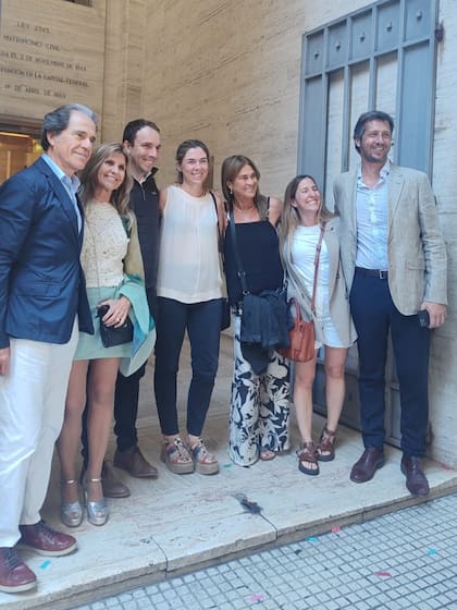 La familia de la novia, con su tío Pablo Vásquez Ferro, Mariana Rodríguez Etcheto, Francisco Paz, Cecilia Pouiller, Anette Chardon, Flor Vasquez Ferro y José Luchia Puig