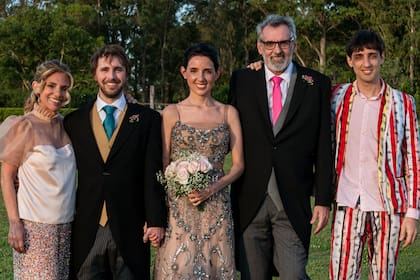 La familia de la novia: su mamá, Victoria Durand Cordero, su papá, Benito Fernández, y su hermano, Lucas Fernández Durand. 