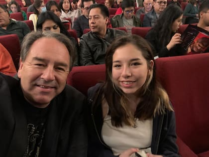 La familia de la víctima denuncia episodios previos de control y hostigamiento por parte de la pareja