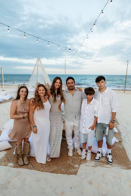 La familia de Leonardo: su mujer, Leticia Gies, y sus hijos Brisa, Francesco y Guillermo