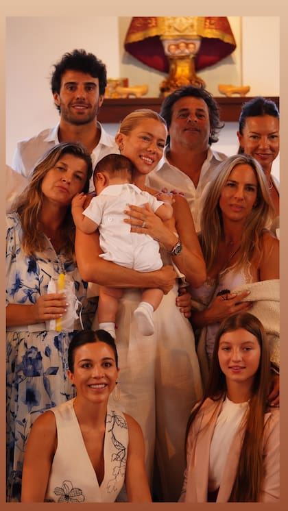 La familia de Manu Urcera y Nicole Neumann unida en el bautismo de Cruz en el Uruguay