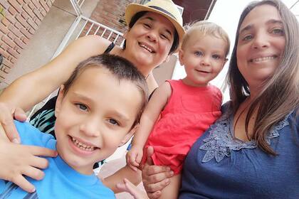 La familia de Marita y Romina y sus dos hijos