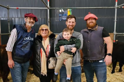 La familia de Martín durante la exposición