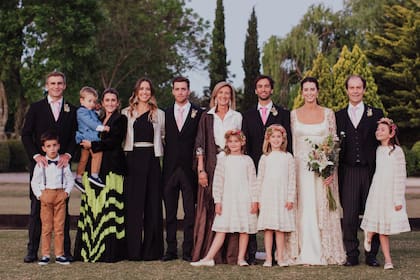 La familia de Nacho: Diego Martínez Ballesty, Carolina Llorente, Paula Pieres, Alfonso Pieres (h), Lila Pardi, los novios, Alfonso Pieres.
