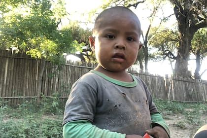 La familia de Noé come una sola vez por día y “después ya sigue la mateada con la pava con un poquito de pan, si hay”, cuenta su abuelo. Su mamá cobra la AUH por sus dos hijos y cuentan con una huerta con ancos y zapallo