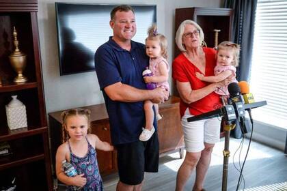 La familia de Reeder junto a la abuela, quien ayudó con todo el difícil proceso