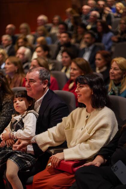 La familia de Ricardo Esteves escucha las historias de Eduardo Costantini sobre su amigo. El fundador de Malba destacó “el ojo de éste tipo, que agarra a un artista, elige una obra y los curadores internacionales más tarde convalidan su elección"
