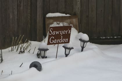 La familia de Sawyer dedicó un espacio en su memoria en el jardín de la casa, otra manera de mantener el recuerdo del ser querido