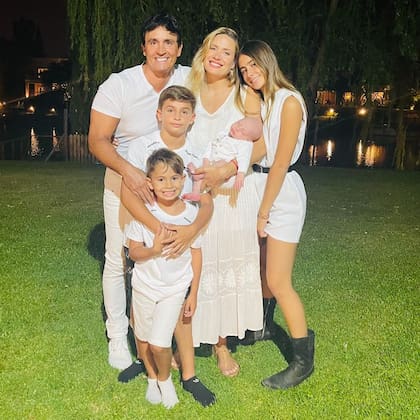 La familia de Sebastián Estevanez e Ivana Saccani (Foto: Instagram/@sebastian.estevanez)