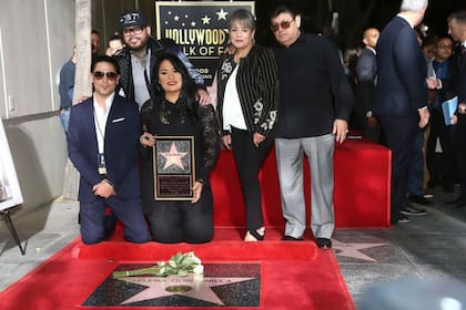 La familia de Selena durante la presentación de la estrella de la cantante en el Paseo de la Fama de Hollywood en Los Ángeles en 2017