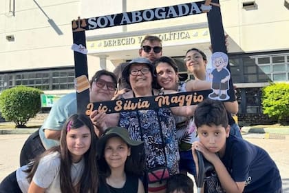 La familia de Silvia se hizo presente en los festejos con el cuadro típico para quienes completan su carrera