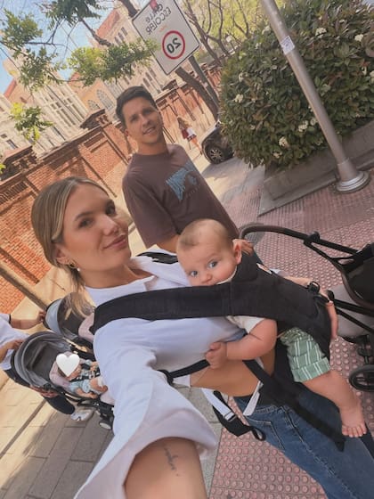 La familia de tres regresó a España y disfrutó de un paseo al aire libre (Foto: Instagram @evabargiela)