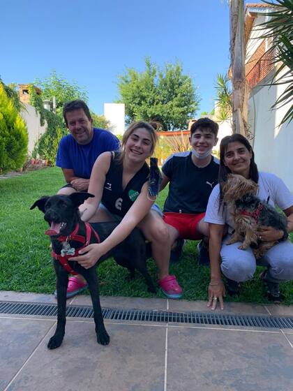 La familia de Villa Ballester que adoptó a Joaquina vive con ella felizmente