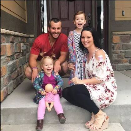 La familia de Watt en la puerta del domicilio donde ocurrió el triple femicidio, en noviembre de 2018