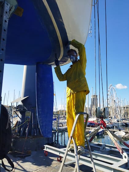 La familia debe refaccionar todos los inviernos sus veleros para que estén en condiciones óptimas para la temporada estival